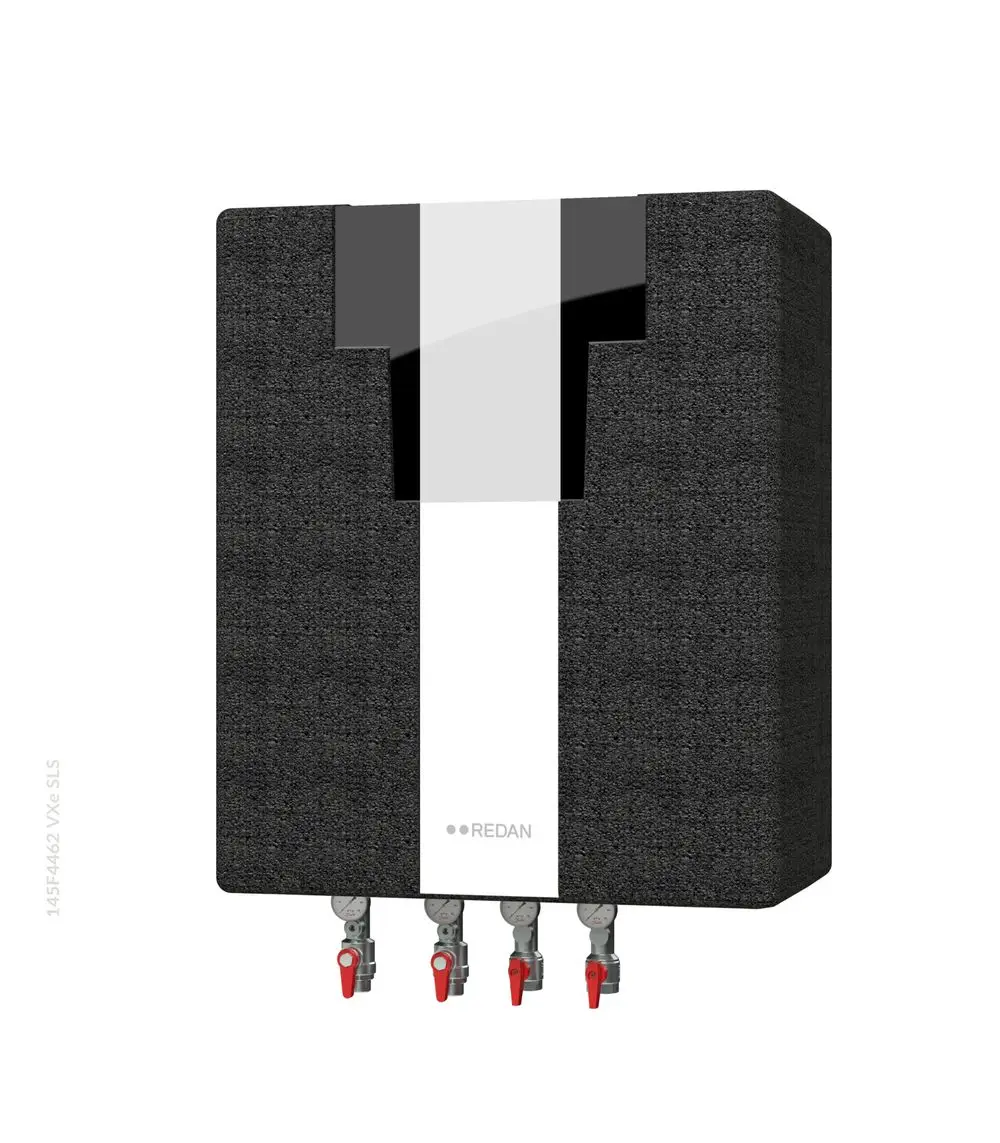 Schwarze Heizstation mit drei Ventilen und Druckmessgeräten. Die Marke Danfoss ist auf der Vorderseite sichtbar. Geeignet für den Anschluss an ein Heizsystem.